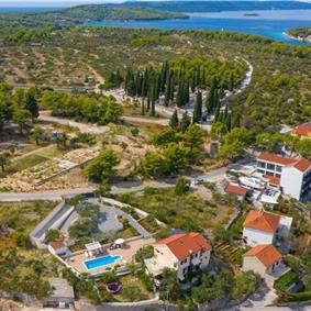 6 bedroom villa with pool in Milna, Brac Island sleeps 11